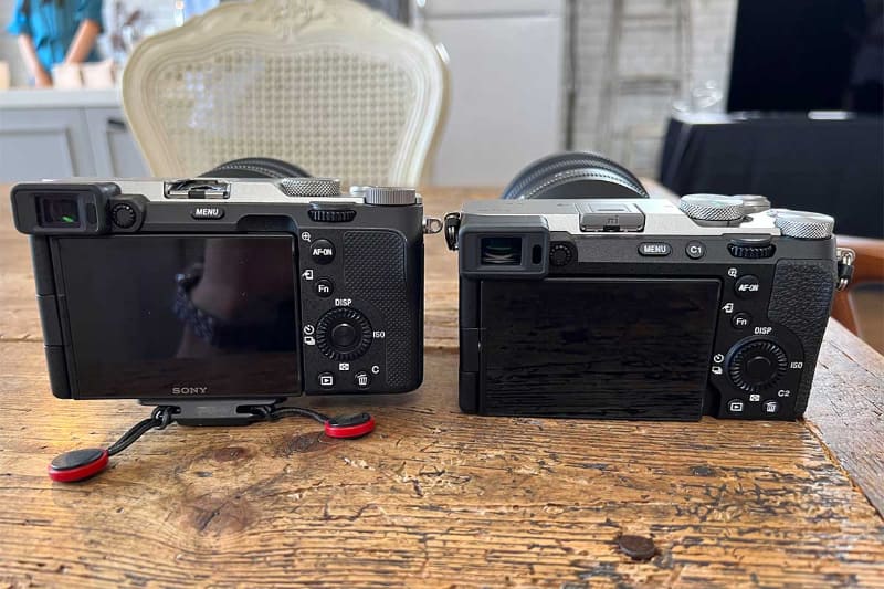 操作部の比較。右が「α7C II」