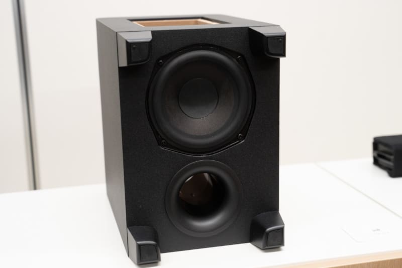 低域を下に向かって放出するダウンファイアリング方式なので、設置の自由度が高い