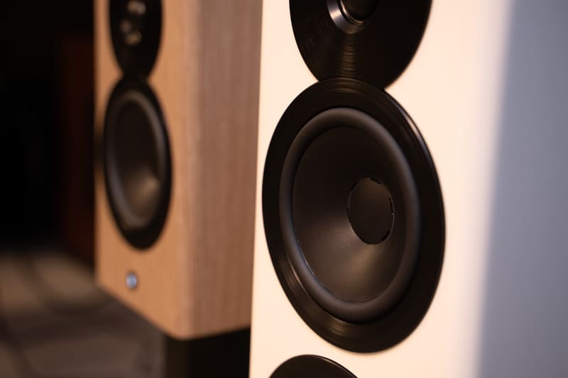 今回の試聴では「SoundSend」というWiSA対応の送信機。BDプレーヤーなどのソース機器と接続し、再生音をWiSAでワイヤレス送信する