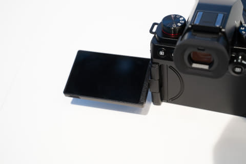 LUMIX、秒間75コマの高速連写で8段手ぶれ補正のマイクロフォーサーズ