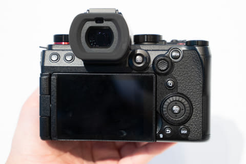 LUMIX、秒間75コマの高速連写で8段手ぶれ補正のマイクロフォーサーズ