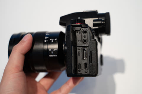 LUMIX、秒間75コマの高速連写で8段手ぶれ補正のマイクロフォーサーズ