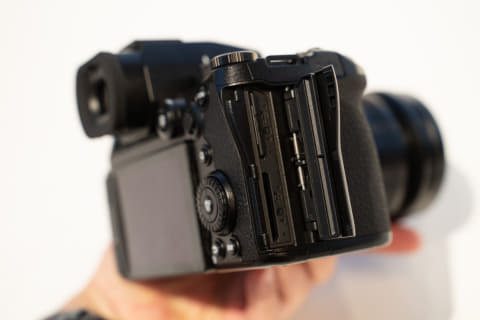 LUMIX、秒間75コマの高速連写で8段手ぶれ補正のマイクロフォーサーズ