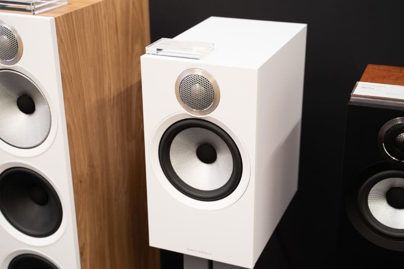 ブックシェルフ型の「606 S3」