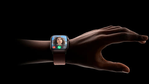 人差し指と親指を“ダブルタップ”で操作する「Apple Watch Series 9