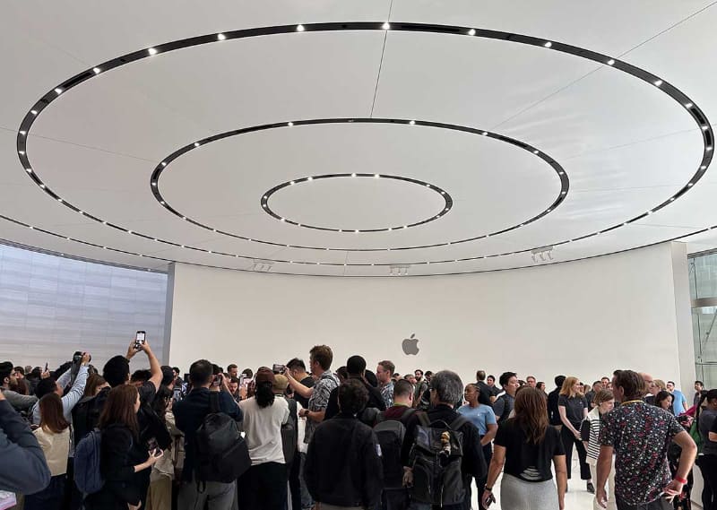アップル本社内のスティーブ・ジョブズ・シアターでイベントが行なわれた