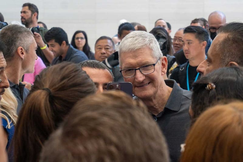 ハンズオン会場にはティム・クックCEOも来場。プレス関係者からの“セルフィー責め”に