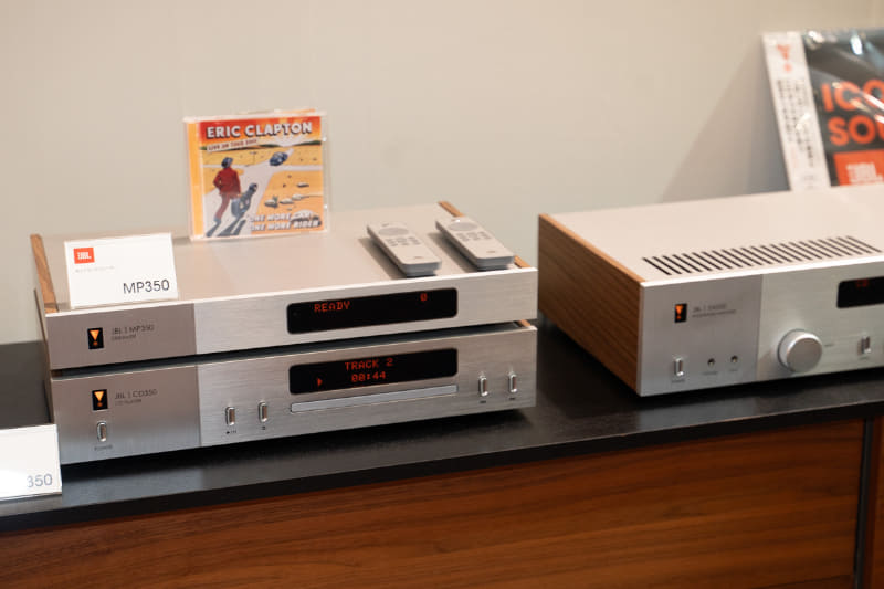 CDプレーヤー「CD350」とネットワークプレーヤー「MP350」を重ねても、右にあるプリメインアンプより少し高いくらいで収まる
