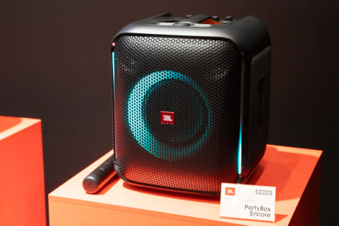 JBLの新ワイヤレスSP「AUTHENTICS」、耳をふさがないイヤフォン