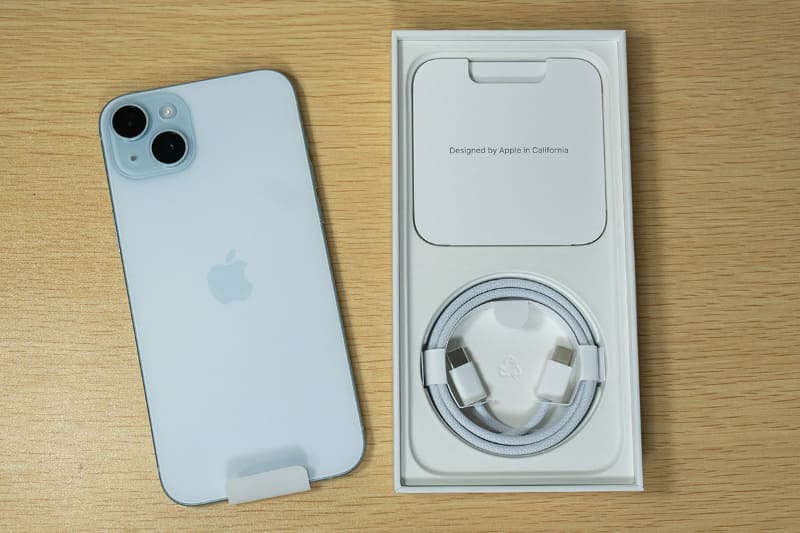iPhone 15 Pro MaxとiPhone 15 Plusの内容物。ケーブルはどちらも同じUSB-Cのものが入っている