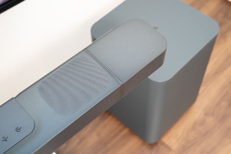 JBL BAR 800の天面にあるユニットは、天井反射用だ