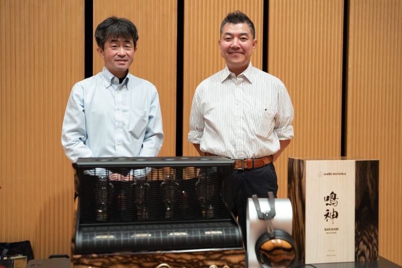 左から企画開発部 研究開発室の入井広一主事、企画開発部の武市宏ゼネラルマネージャーに話を伺いながら試聴した