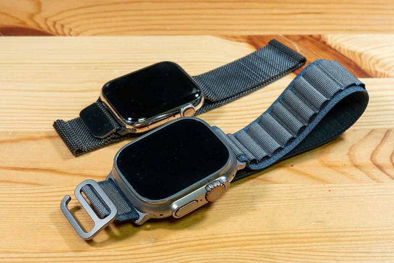 「Apple Watch Series 4」(奥)から「Apple Watch Ultra 2」(手前)に乗り換えた