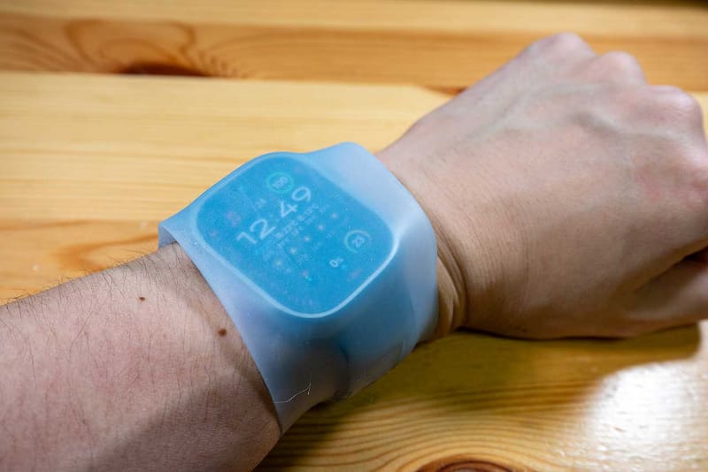 プールで使っているシリコンバンドを被せたところ。Apple Watchが大きくなった分、締めつけ感も強くなった