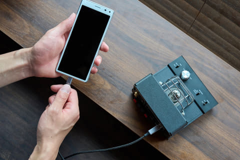 机に置けるハイブリッド真空管アンプとキューブスピーカー。SOUND