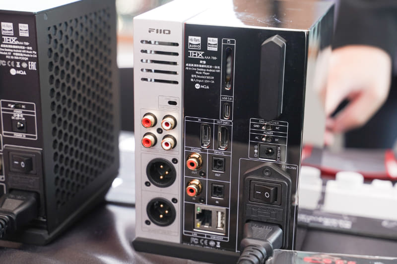 R9の背面。Display PortとHDMI端子も備えている