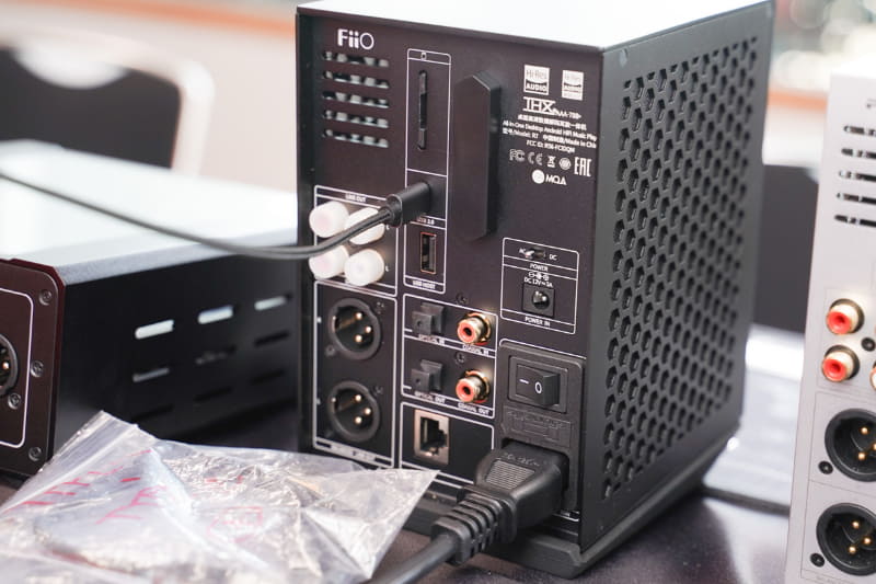 こちらはR7の背面