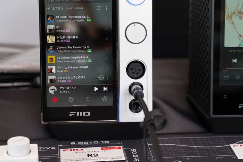 写真では見にくいが、ディスプレイの右横にスリット状にダイナミックRGBライトバーを備えており、写真では青く光っている