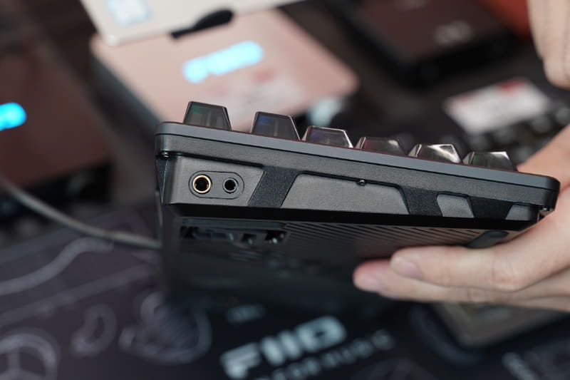 側面にイヤフォン出力