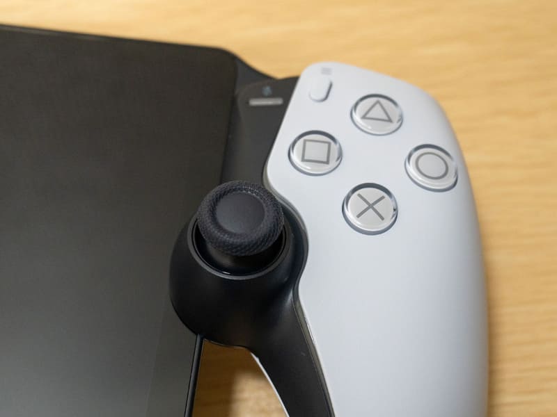本体右側。ボタンなどの配置・サイズはDualSenseと同じ