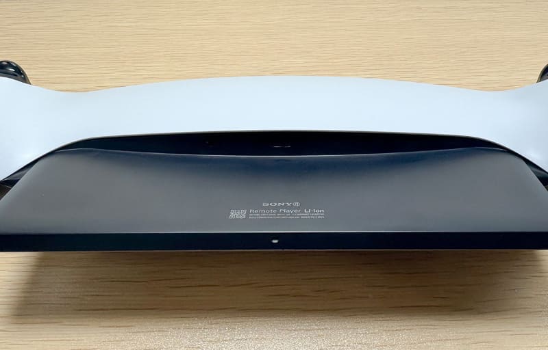 本体背面を下から。黒で見えづらいが、中央にUSB Type-C端子があり、その左に3.5mmヘッドフォン端子がある。配置はDualSenseと同じ