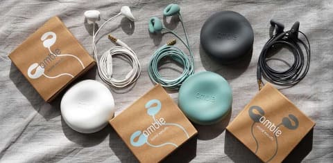 耳を塞がないambie、有線モデルをリニューアル。4700円に値下げして22