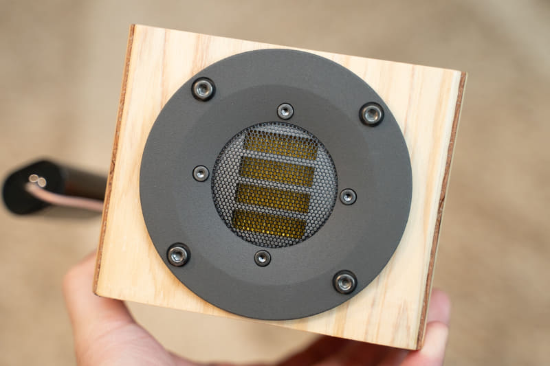 取り付けられるよう合板にφ65mmの穴を開けたT360FDは、比較試聴のためフォステクスから借りたもの