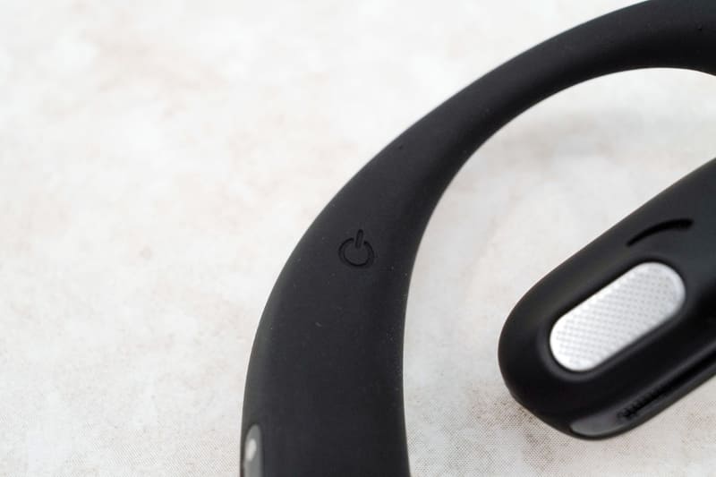 よく見ないと気がつかない電源ボタン