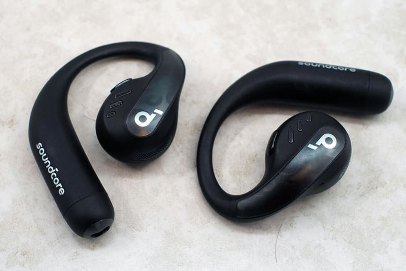 大型ドライバを搭載し、バッテリーはフック部に分散