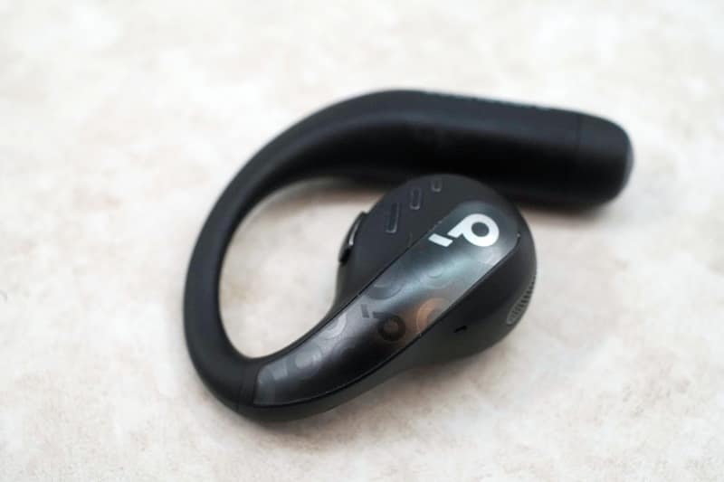 反射によってロゴが浮き出る