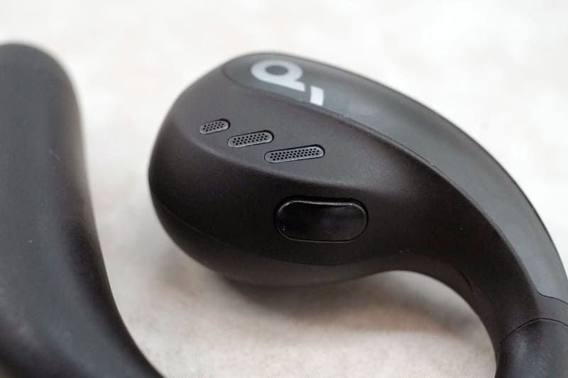 表面の放出口と物理ボタン