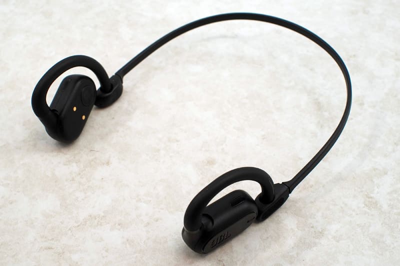 左右を繋ぐネックバンドも付属