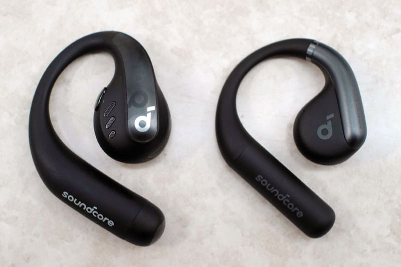 同時発売の「Soundocre AeroFit」(右)とはかなり設計が違う