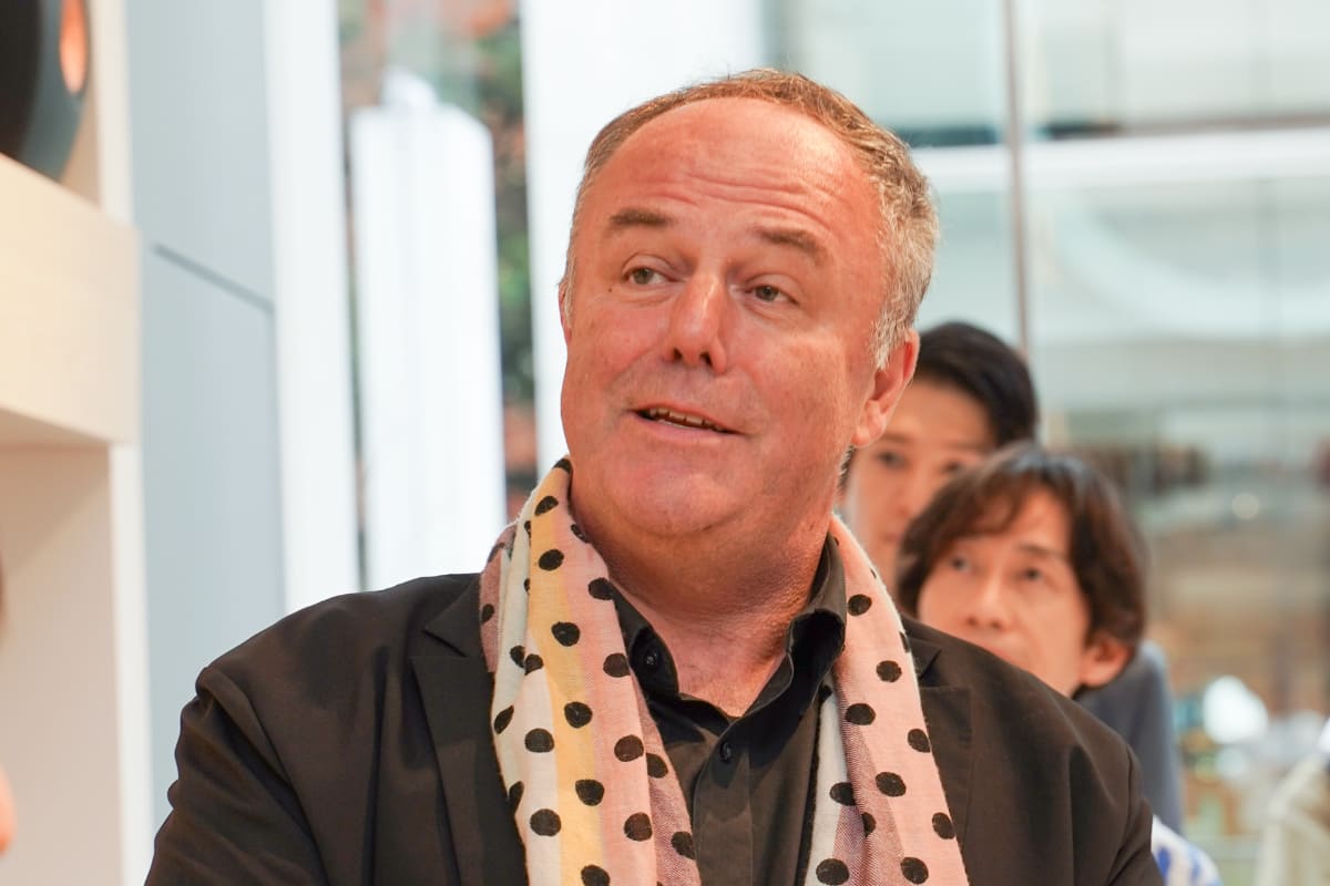 クライン ダイサム アーキテクツのMARK DYTHAM代表は、巨大なUni-Qドライバーのオブジェについて、「この街ではインパクトのあるアイコニックなデザインが必要だと考えた」と説明。内部については「とにかく明るく、入りやすい空間にする事にこだわった。そして他の階に進むと、より深く楽しめるような作りになっている」という