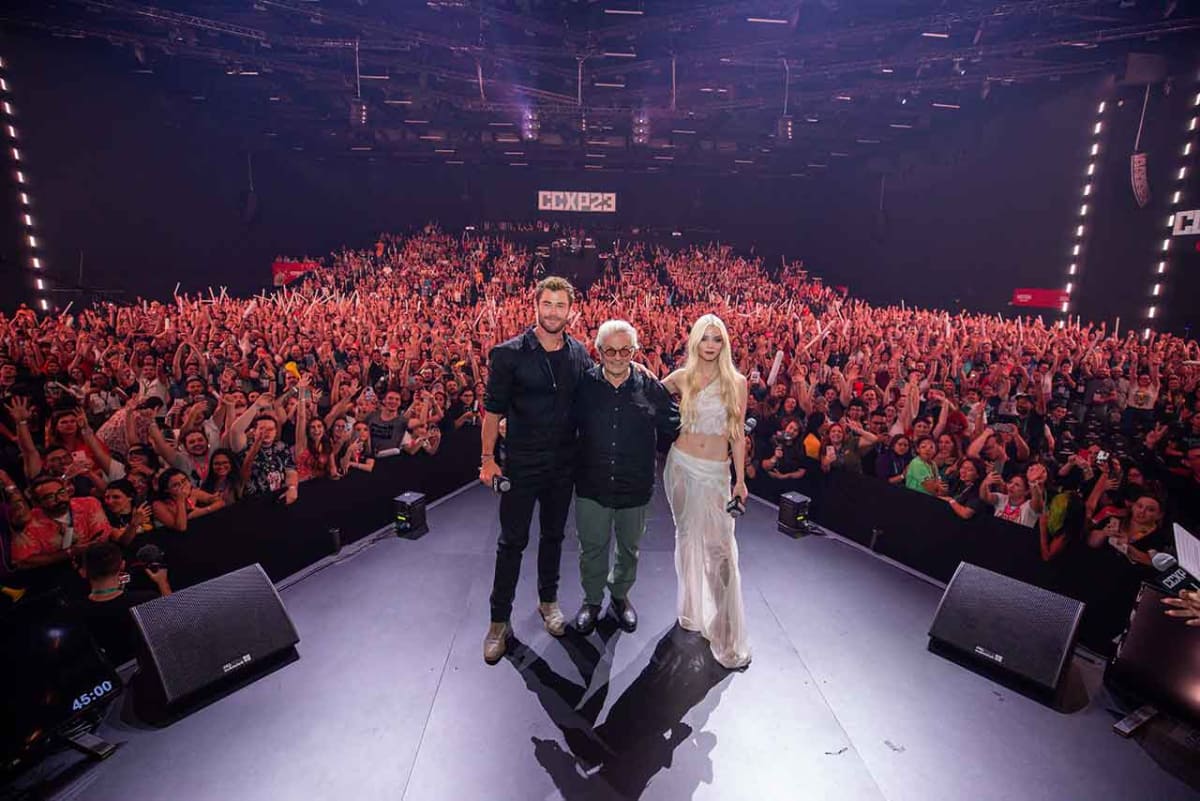 ブラジルコミコンに登場したクリス・ヘムズワース(左)とジョージ・ミラー監督(中央)、アニャ・テイラー＝ジョイ(右)<br><span class="fnt-70">(C)2023 Warner Bros.Ent. All Rights Reserved</span>
