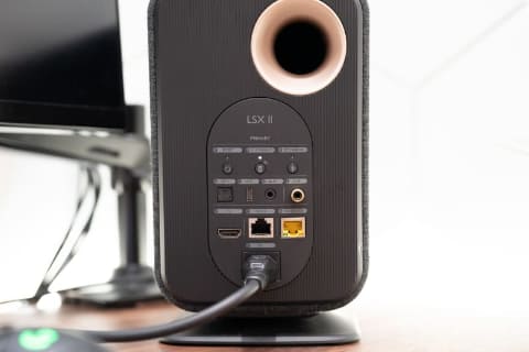 手が届く究極デスクトップスピーカー、KEF「LSX II LT」の音と