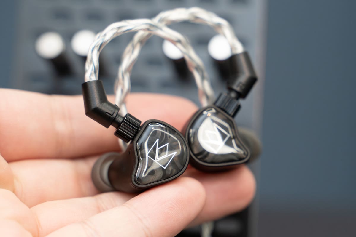 FALCON MAXと同様にMEMSドライバーを搭載した有線イヤフォン「XM-1」