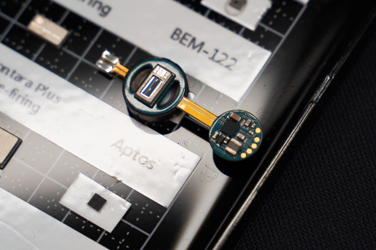 MEMSドライバーとアンプを組み合わせたところ。左がMEMSドライバー、右の黒いチップが「Aptos」アンプだ。イヤフォンにはこの状態で内蔵する