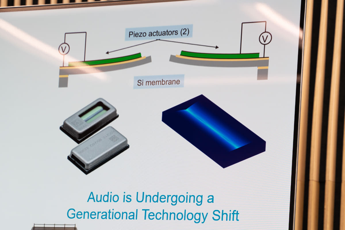 右下のイラストに注目。虹色の部分が蓋で、上に跳ね上がったり、閉じたり、下がったりしている。これをパタパタと繰り返す事で音を出す
