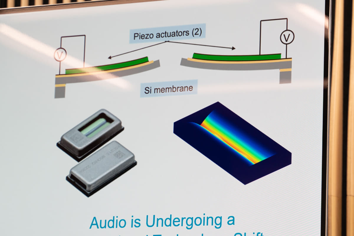右下のイラストに注目。虹色の部分が蓋で、上に跳ね上がったり、閉じたり、下がったりしている。これをパタパタと繰り返す事で音を出す