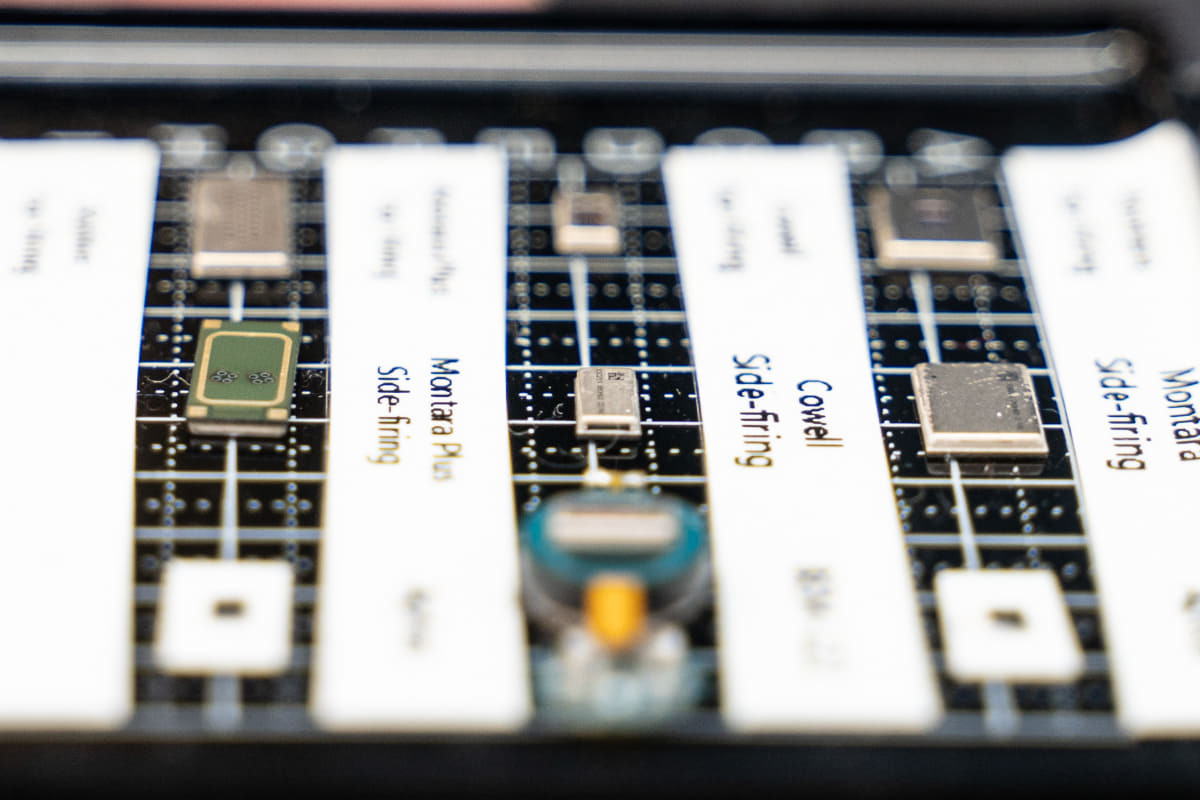 写真中央のように、天面ではなく、側面から音を出すタイプもある