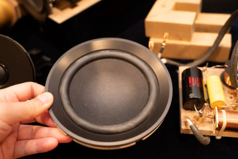 ヤマハ、全ユニットハーモニアスダイアフラムの小型スピーカー「NS