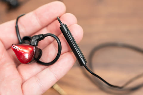 qdc「SUPERIOR」向けゲーミングケーブル。左側にマイク搭載でマウス