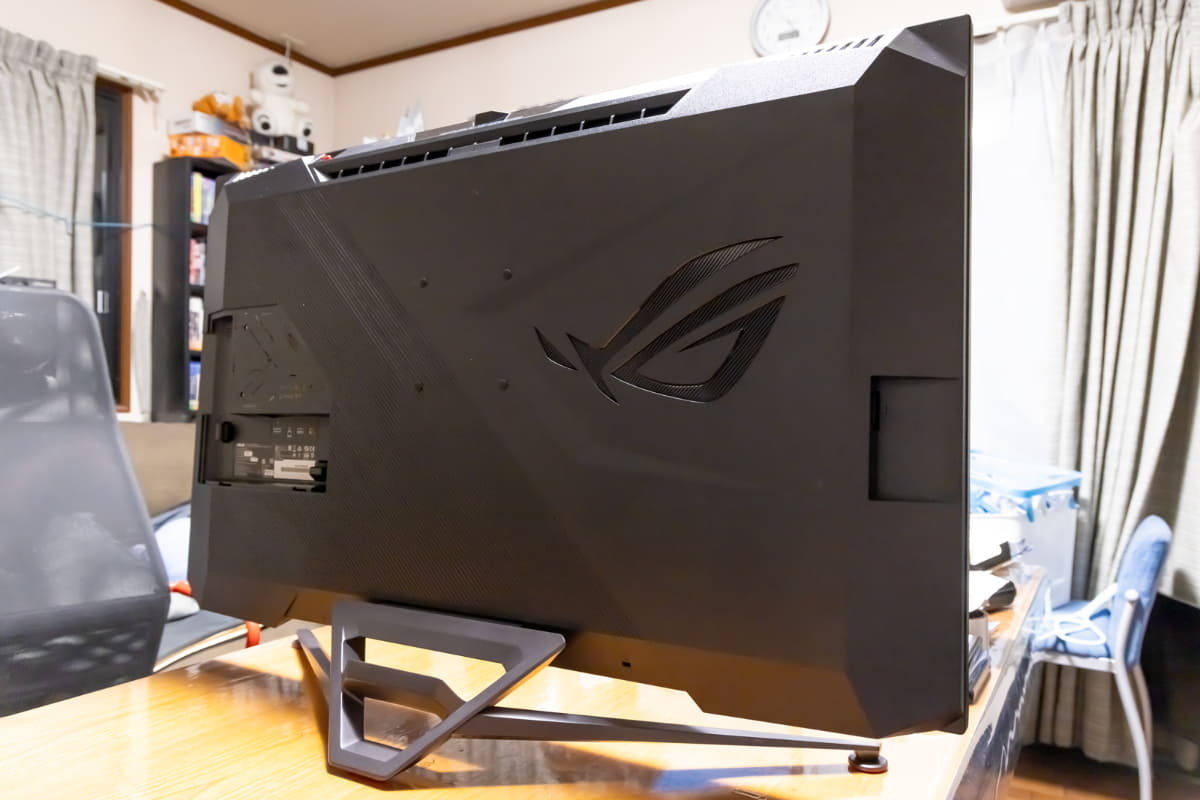 ディスプレイ部とスタンド部を接合した状態を斜め後ろから撮影