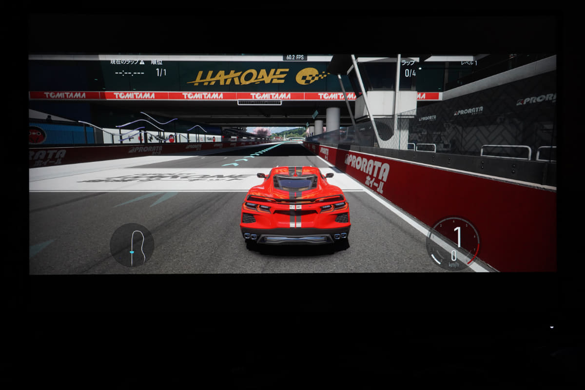 疑似ウルトラワイドのアスペクト比21：9モード。解像度は3,440×1,440ピクセルとなり、表示画面サイズは36型相当となる。画面サイズは小さくなるが画角は広くなり、16：9時よりも左右の景色が広がる