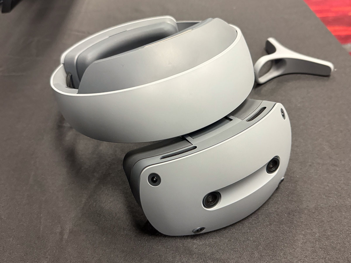 HMD。表にはインサイドアウト用センサーとシースルー用ステレオカメラを搭載