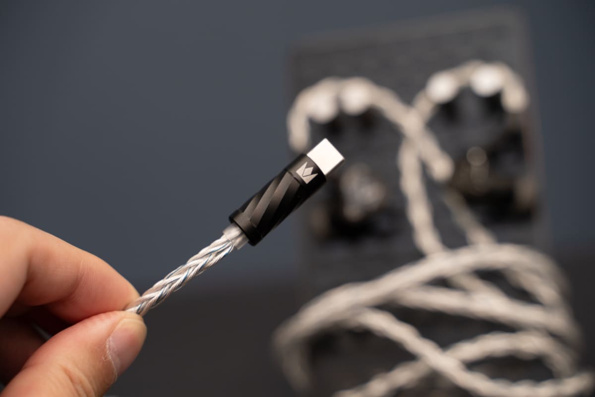 専用のUSB DAC内蔵イヤフォンケーブルを使って直接スマホなどと接続する