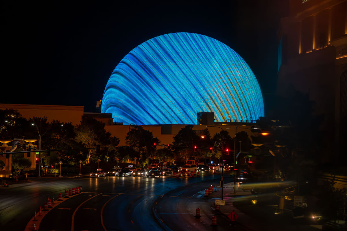 2023年11月末に撮影したSphere。数百メートル先の陸橋から撮影したのだがこのサイズ感