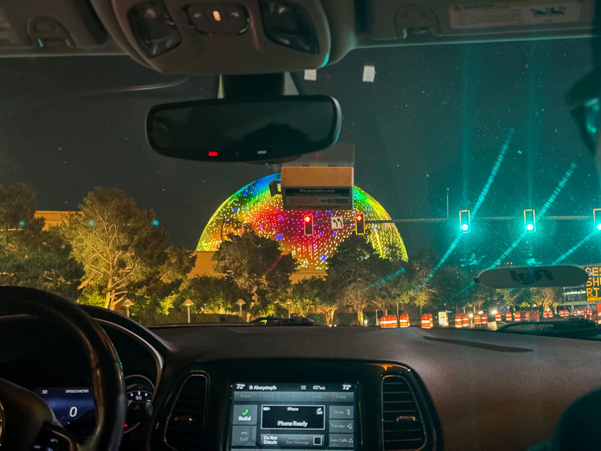 会場へ移動するライドシェアの車内から。とにかく目立つが、でかいのでなかなか近づいてこない