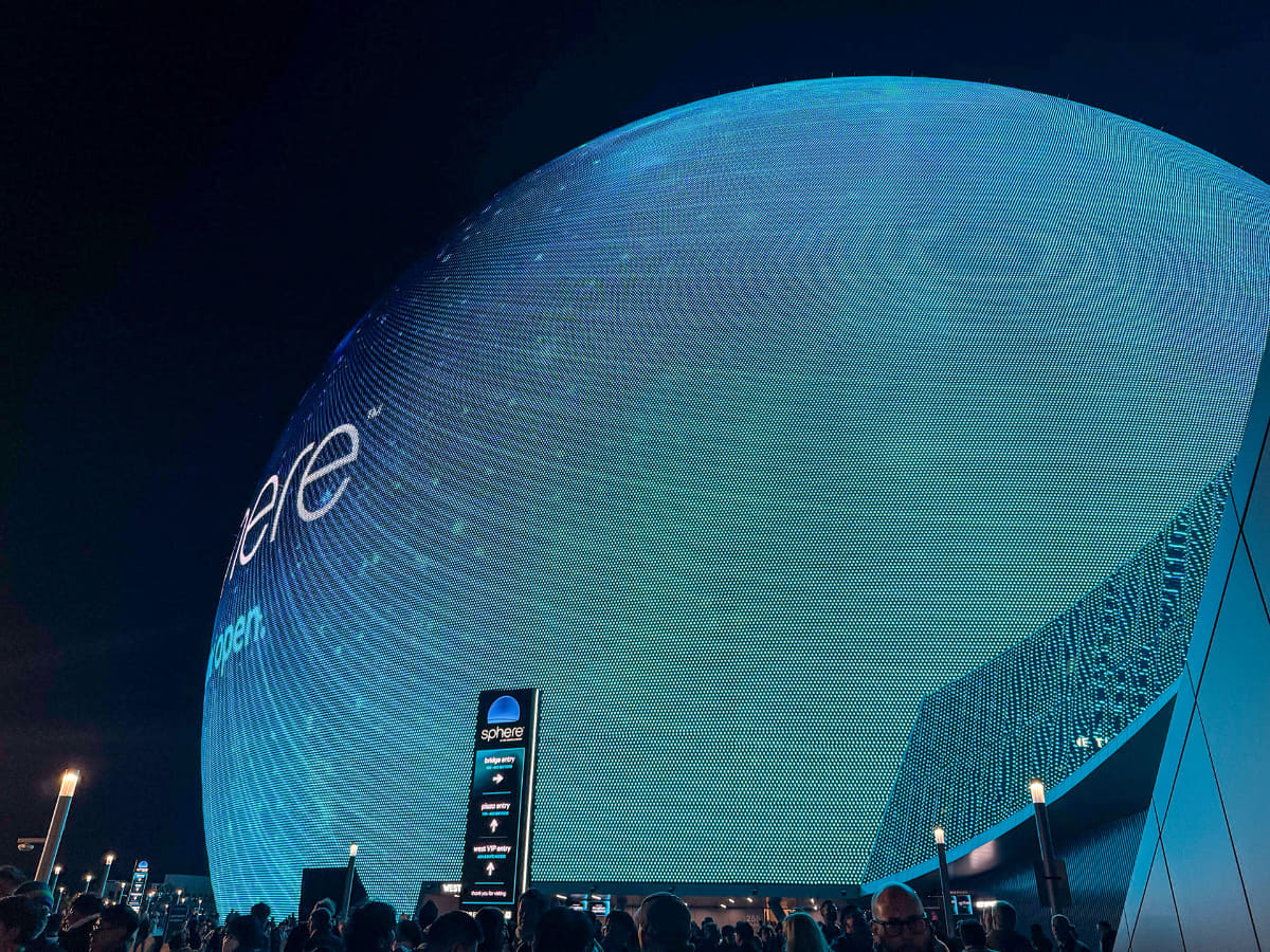 間近から。110メートルを超える高さなので存在感がすごい